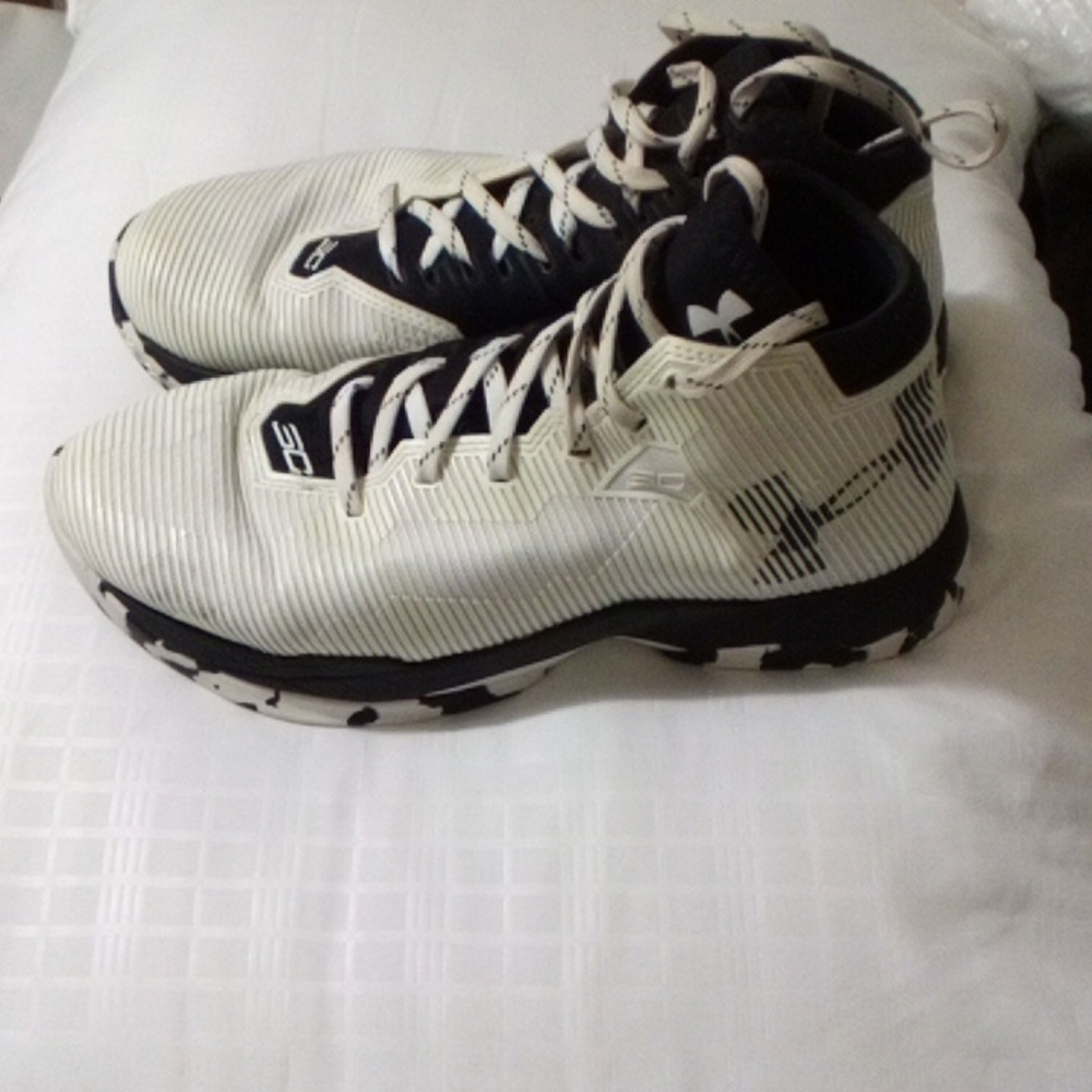 Shoes. - Picture 3 of 6